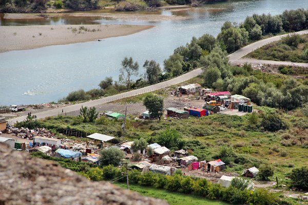 3. Shkodër. Na předměstí měst se často nacházejí chudinské slumy, ve kterých nejčastěji žijí tzv. Egypťané, jedná se o poloalbánské Romy
